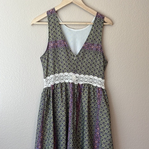 Everly Julia Lace Waist Skater Dress Floral Lace Green and Purple size Medium - Picture 7 of 15